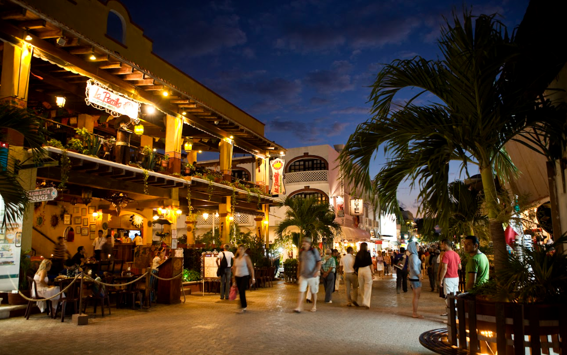 Pasear por la quinta avenida de playa de Carmen Cancún